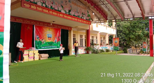 Công ty cổ phần sữa quốc tế IDP Ba Vì - Hà Nội trao quà cho các em học sinh Trường TH Nguyễn Huệ