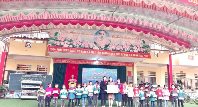 Trường Tiểu học Nguyễn Huệ tổ chức Chương trình Tặng quà An sinh xã hội “Tết ấm cho người nghèo xuân Quý Mão 2023" để trao quà Tết cho học sinh có hoàn cảnh khó khăn.