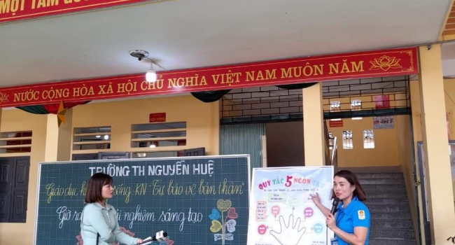 LĐ trường TH Nguyễn Huệ tổ chức tuyên truyền giáo dục Kỹ năng sống - kỹ năng "Tự bảo vệ bản thân " và hoạt động giờ ra chơi trải nghiệm sáng tạo